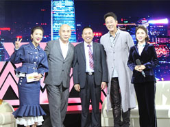 新望董事長(zhǎng)羅永輝與著名歌星劉尊老師、汪正正老師、郭津彤老師、主持人雅琪在北京電視臺(tái)錄制節(jié)目現(xiàn)場(chǎng)親切合影